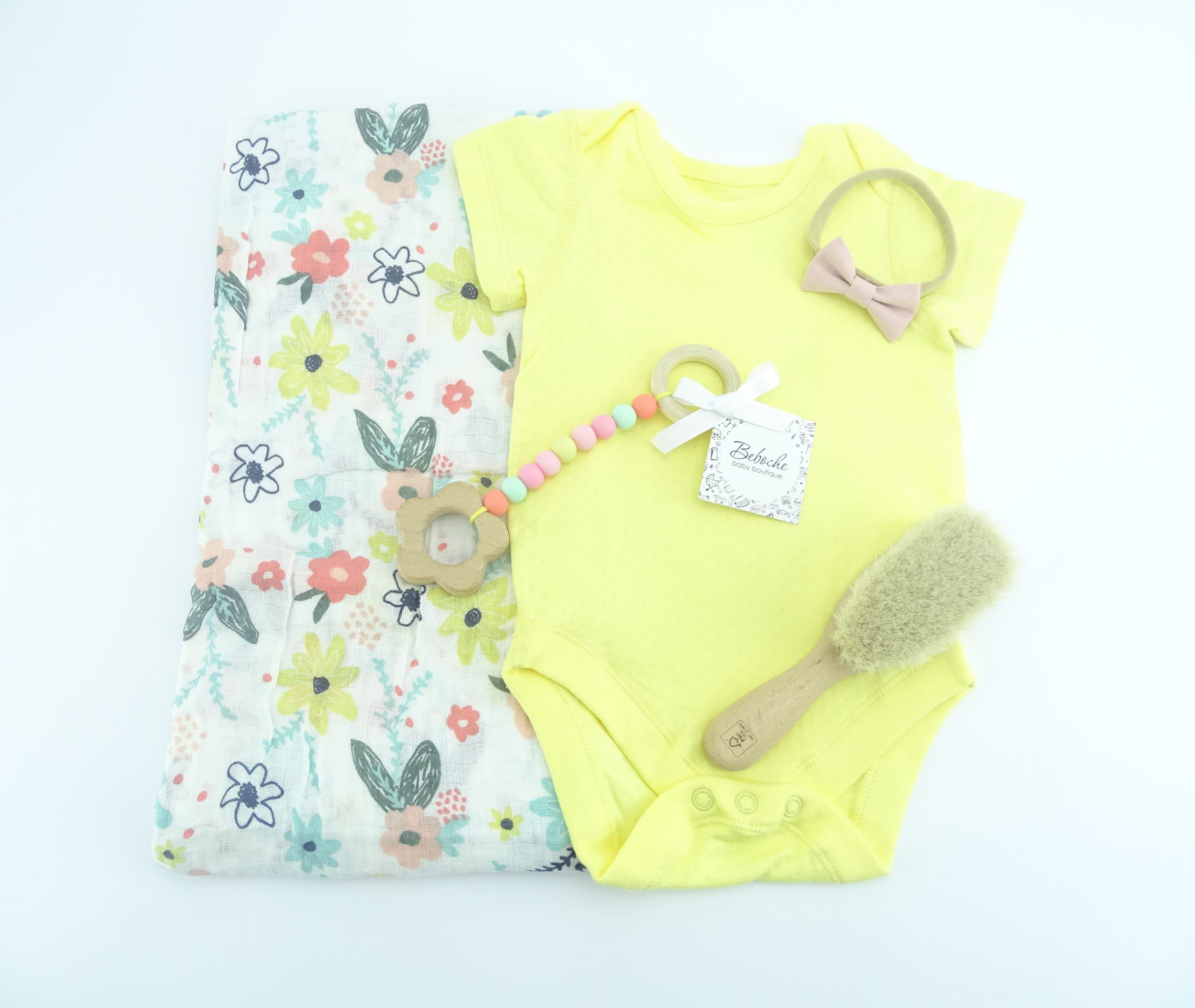 bebeshki_komplekt_za_pogacha_s_bodi_pelena_igrachka_chetka_za_kosa_lenta_za_kosa