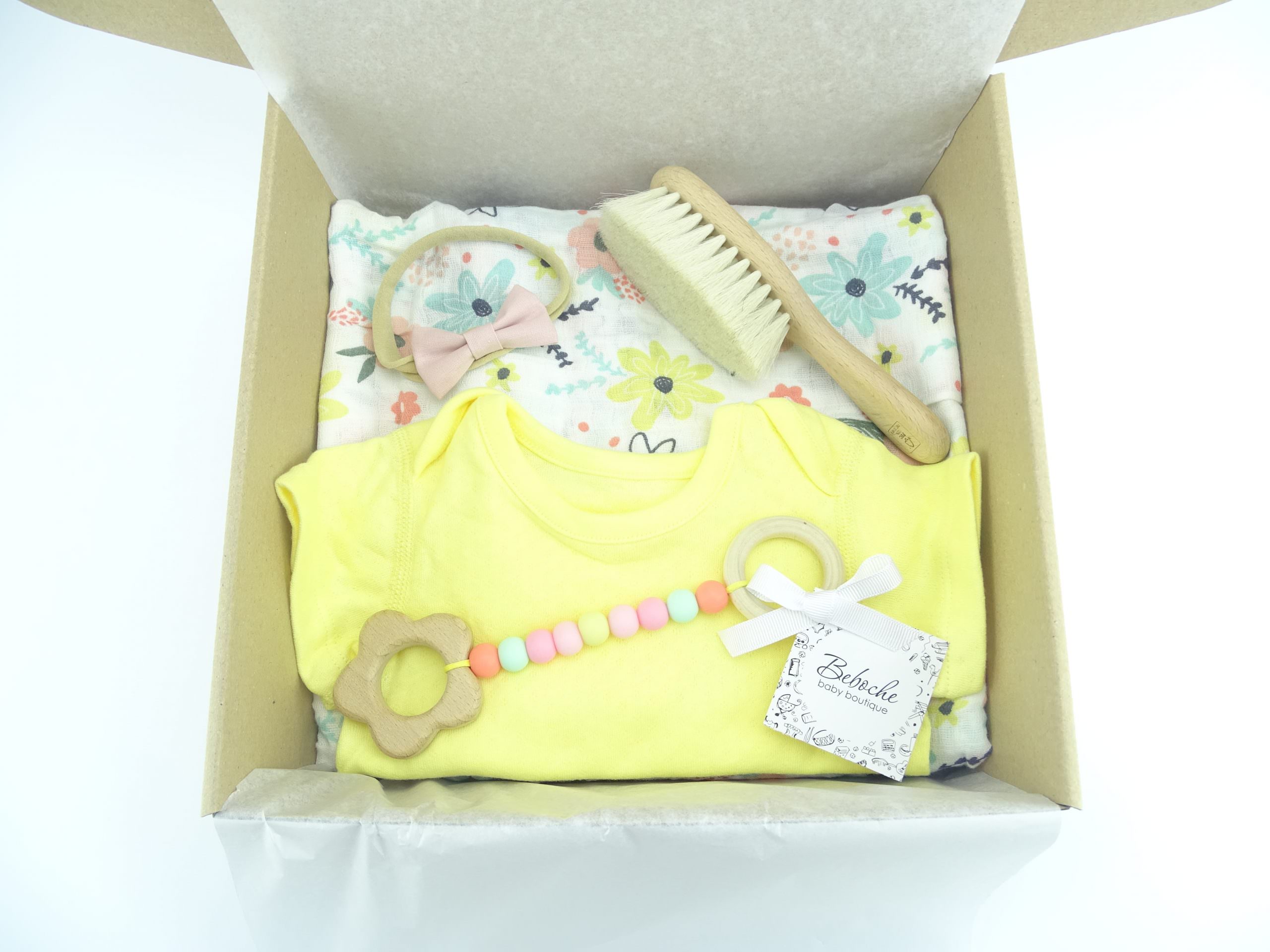 podaruchen_komplekt_za_bebe_s_bodi_pelena_igracha_bebeshka_chetka_za_kosa