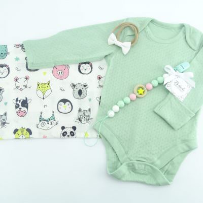 podaruk_za_pogacha_na_bebe_s_bodi_pelena_klips_za_biberon_i_lenta_za_kosa