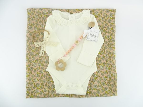 kutiq-za-40-dni-na-bebe-momiche-s-pelena-na-cvetq-bodi-i-igrachka