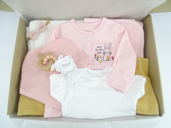 bebeshki-komplekt-za-momiche-sudurjasht-mnogo-krasivi-aksesoari-i-prinadlejnosti-za-bebe