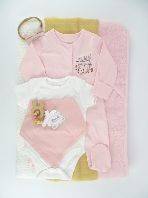 podaruchna-kutiq-za-bebe-momche-s-havliq-odeqlo-pelena-igrachka-rozova-bandana