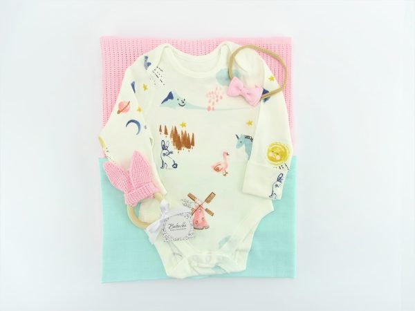 komplekt-podaruk-za-bebe-momiche-s-rozovo-odeqlo-cvetno-bodi-rozovi-ushichki-i-lent-za-kosa