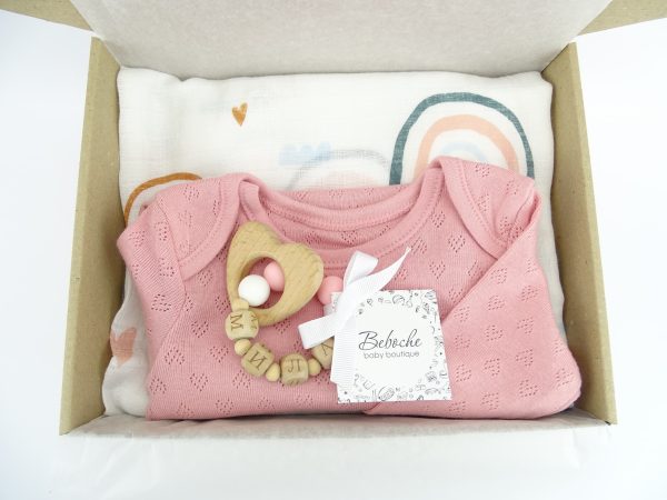 kutiq-za-bebe-momiche-s-pelena-na-dugi-rozovo-bodi-i-personalizirana-igrachka