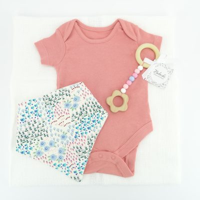 podaruk-za-bebe-momiche-s-bodi-bqlo-odeqlo-bandana-i-igrachka