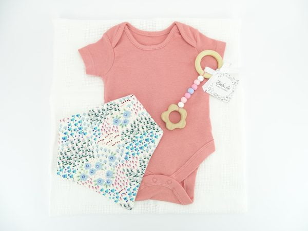 podaruk-za-bebe-momiche-s-bodi-bqlo-odeqlo-bandana-i-igrachka