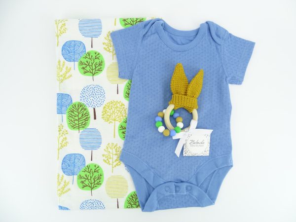 podaruchen-set-za-bebe-momche-s-barhetena-pelan-bodi-i-igrachka