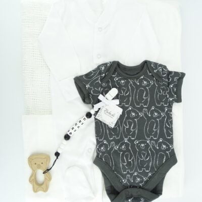 komplekt-s-pelena-odeqlo-havliq-i-personalizirana-igrachka-za-bebe-momche