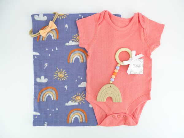 podaruk-za-bebe-momiche-komplekt-na-dugi