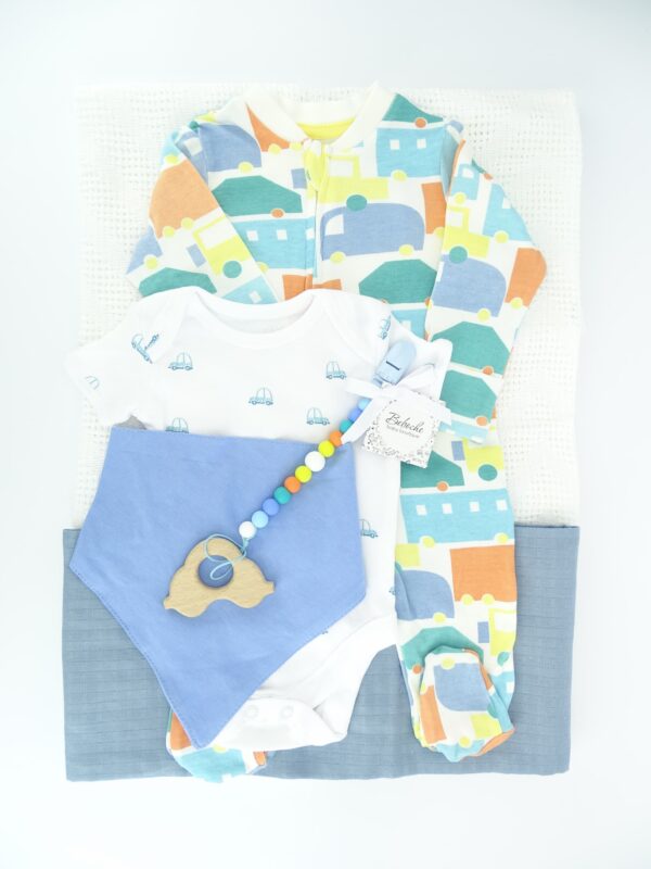 komplekt-za-bebe-momche-s-durvena-kolichka