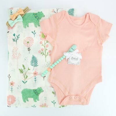komplekt-za-bebe-momiche-s-bodi-muselinova-pelena-i-klips-za-biberon