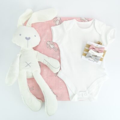 komplekt-za-bebe-momiche-s-plushen-zaek
