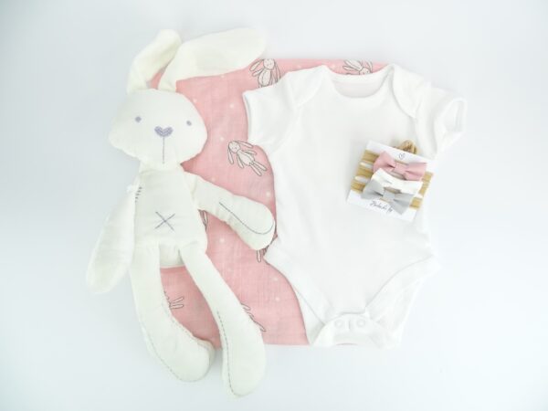 komplekt-za-bebe-momiche-s-plushen-zaek