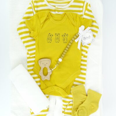 podaruchen-set-za-bebe-momche-v-julto-i-bqlo