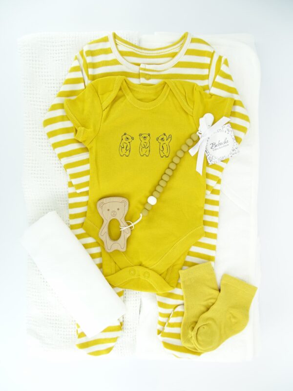 podaruchen-set-za-bebe-momche-v-julto-i-bqlo