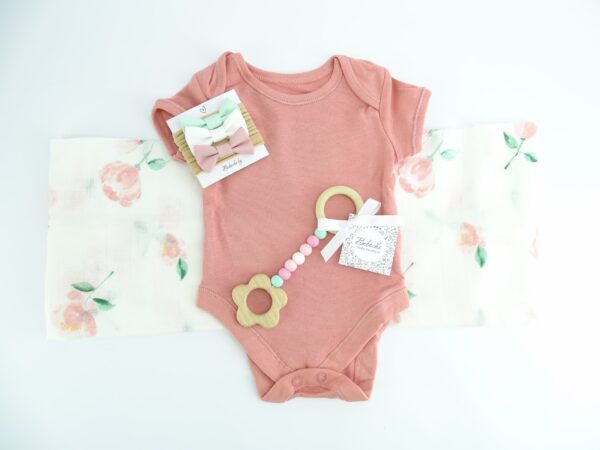 komplekt-za-bebe-momiche-na-cvetq