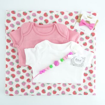 podaruchen-set-za-bebe-momiche-na-qgodi