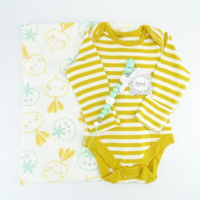 komplekt-za-bebe-momche-s-julto-bodi-pelena-i-klips-za-biberon