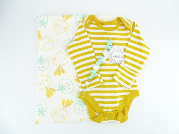 komplekt-za-bebe-momche-s-julto-bodi-pelena-i-klips-za-biberon
