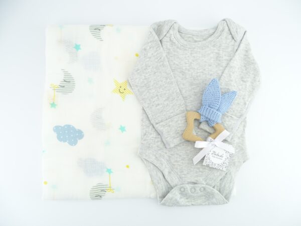 podaruchen-set-za-bebe-momche-s-bodi-pelena-i-igrachka