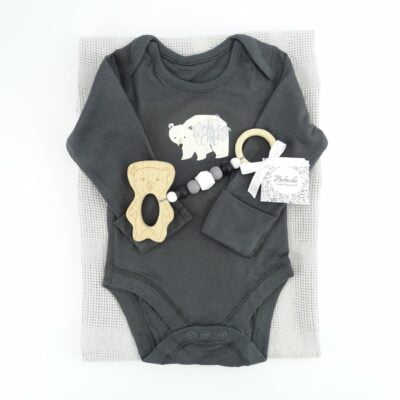 podaruchen-set-za-bebe-s-sivo-odeqlo-i-bodi-na-mechka
