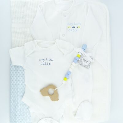 komplekt-za-bebe-momche-v-bqlo-i-sinio-sus-strahotni-bebeshki-aksesoari