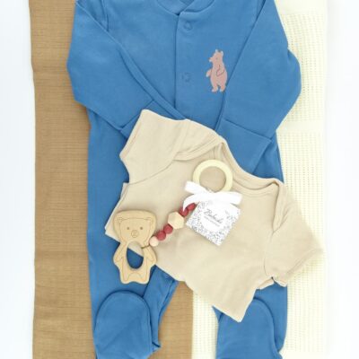 gift-komplekt-za-40-dni-na-bebe-momche-s-igrachka-s-durveno-meche