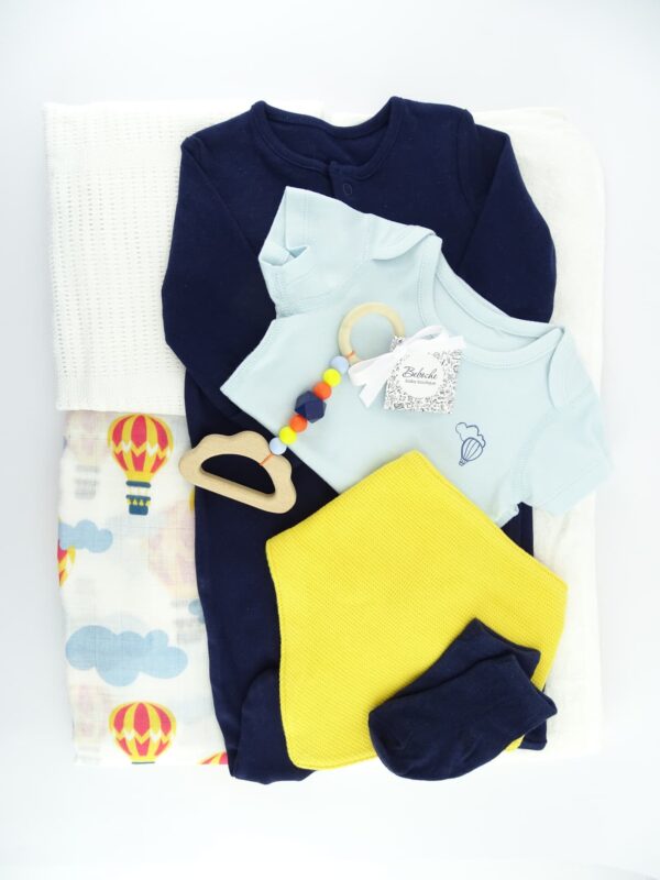 bebeshki-komplekt-za-40-dni-na-bebe-momche-s-pelena-na-baloni