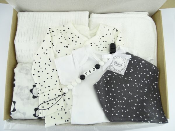 kutiq-podaruk-za-bebe-momche-v-bqlo-i-cherno-s-pelena-na-panda