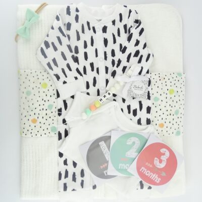 podaruchen-komplekt-za-bebe-momiche-v-bqlo-na-tochki