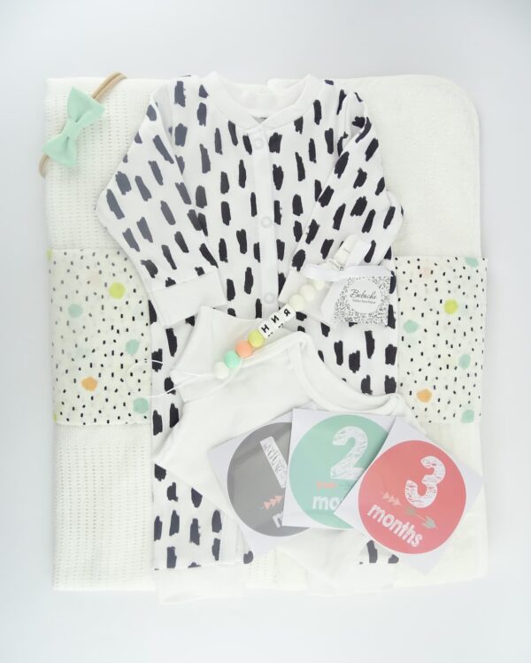podaruchen-komplekt-za-bebe-momiche-v-bqlo-na-tochki