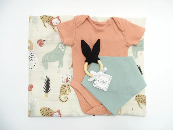 komplekt-podaruk-za-bebe-momche-s-pelena-na-maimuni