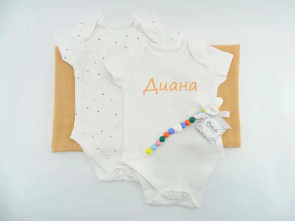 bebeshki-komplekt-za-40-dni-na-momiche-s-personalizirano-bodi