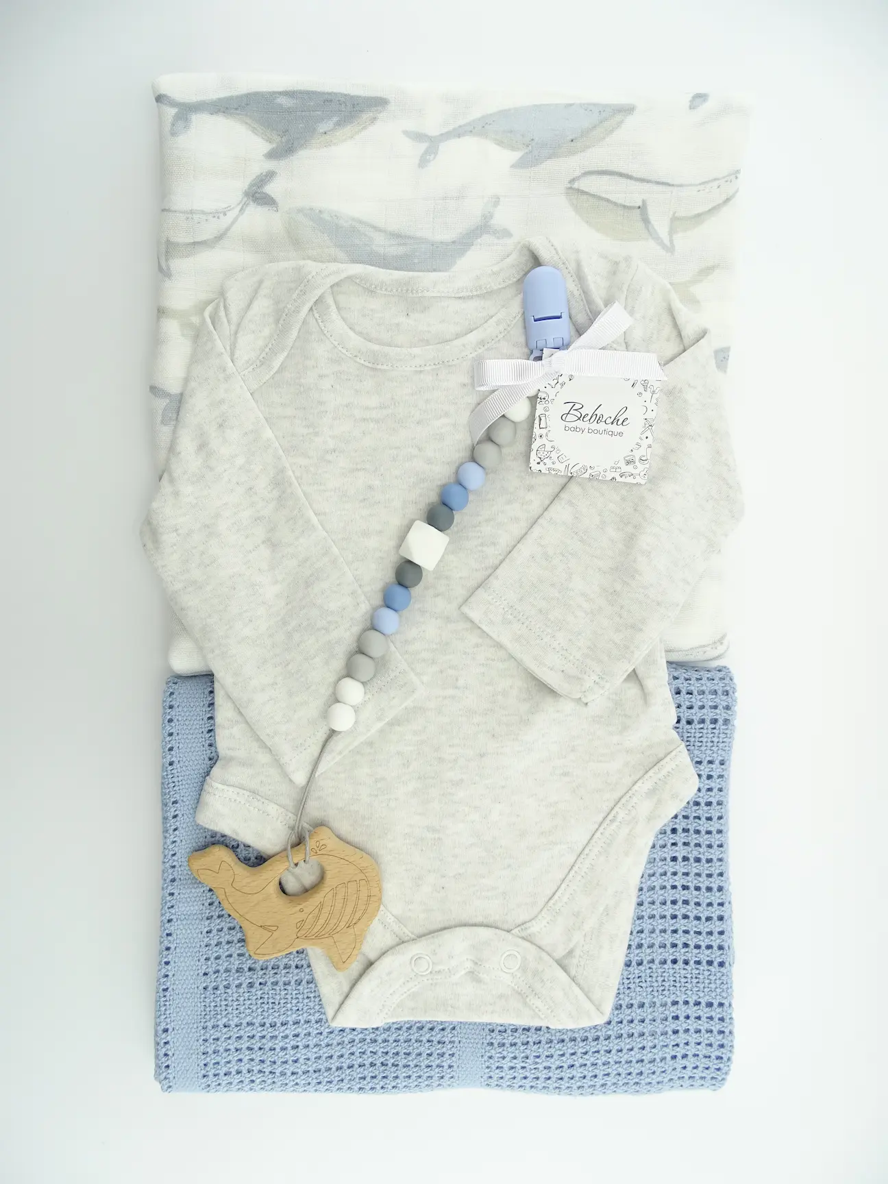 komplekt-v-bqlo-i-sinio-na-kitove-za-novorodeno-momche komplekt-v-bqlo-i-sinio-na-kitove-za-novorodeno-momche