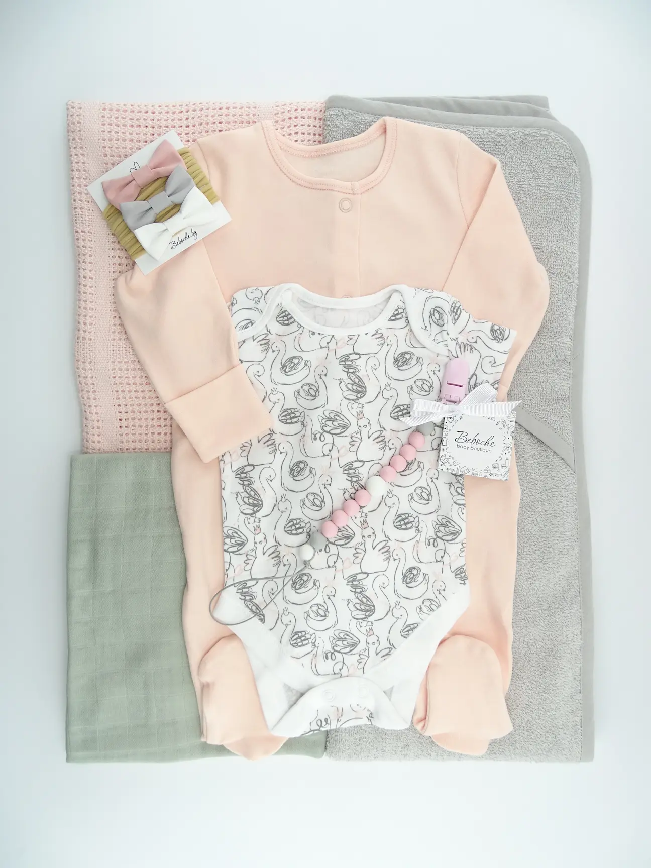 podaruk-za-rajdane-na-bebe-momiche-v-sivo-i-rozovo podaruk-za-rajdane-na-bebe-momiche-v-sivo-i-rozovo