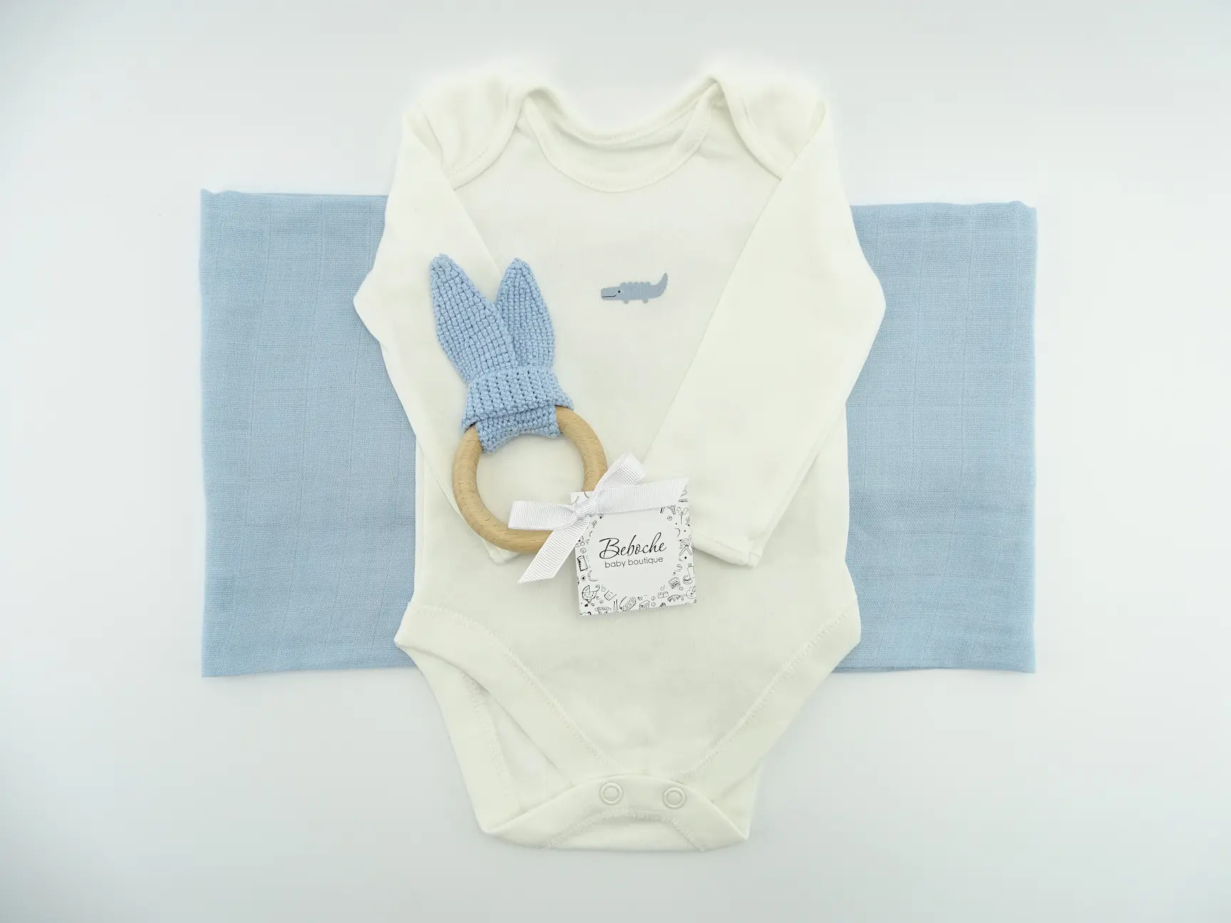 bebeska-kutiq-s-muselinova-pelena-i-bodi-na-krokodil bebeska-kutiq-s-muselinova-pelena-i-bodi-na-krokodil