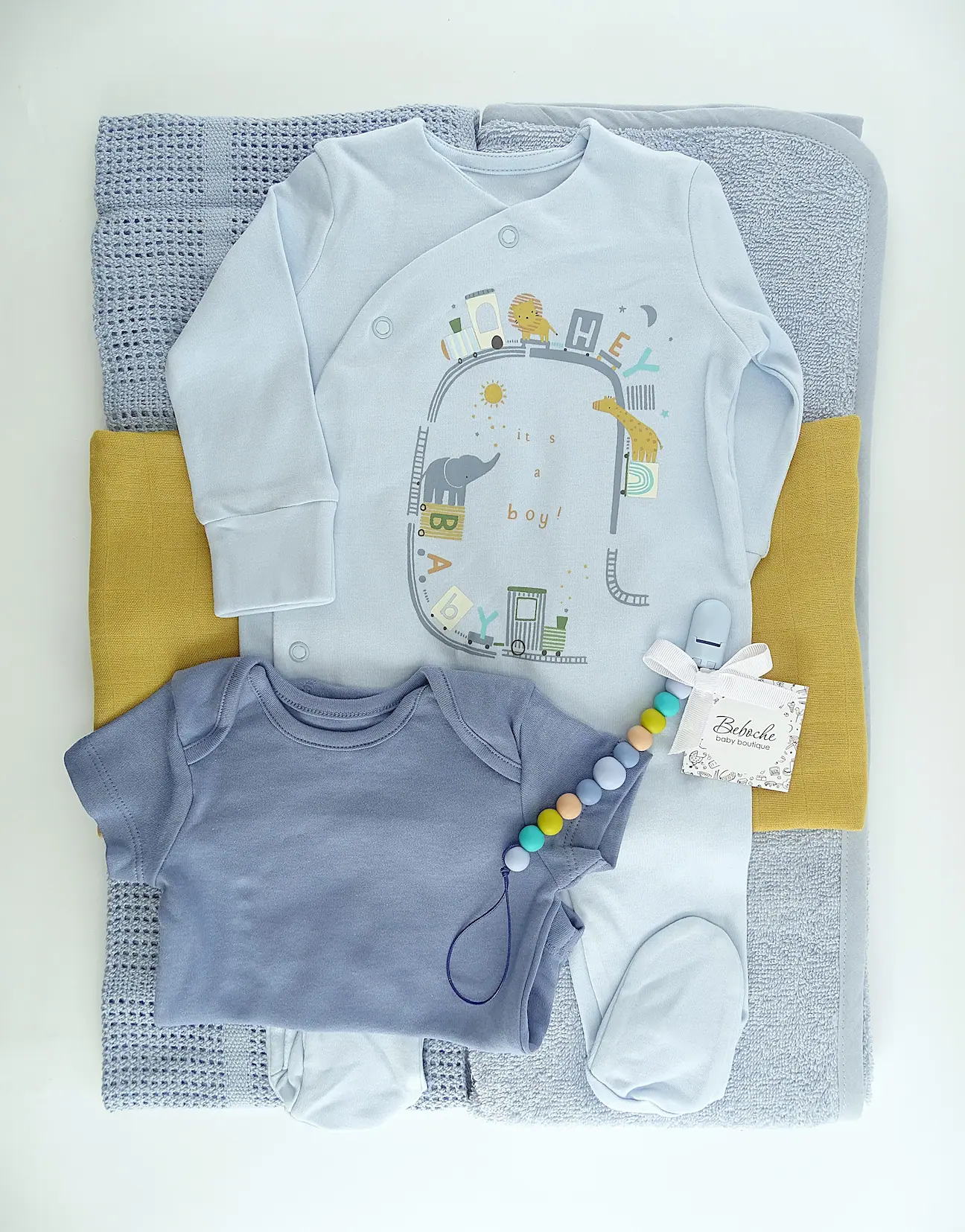 golqm-bebeshki-podaruchen-set-v-sinioi-i-julto Голяма подаръчна кутия за бебе момче с влакче с животни в синьо