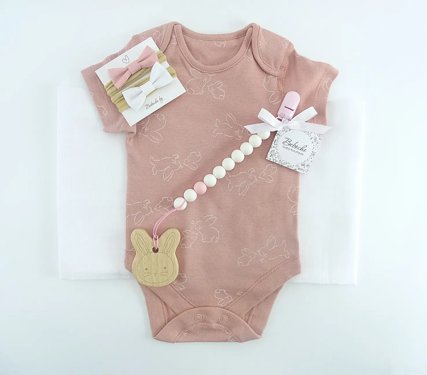 baby-giftbox-sus-zaicheta-za-bebe-momiche Подаръчна кутия за бебе момиче със зайчета в пепел от рози