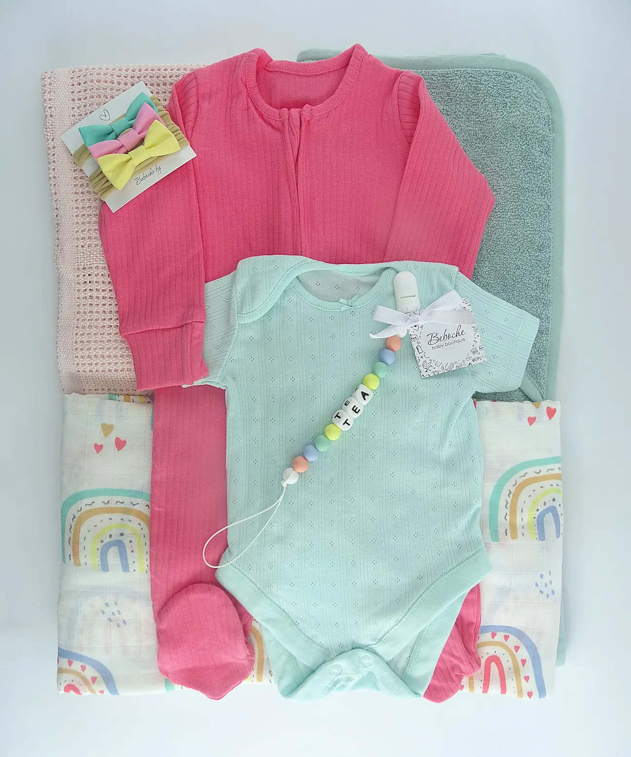 cveten-komplekt-v-rozovo-i-menta-za-novorodeno-bebe-momiche Персонализирана голяма кутия за новородено момиче с дъгички в малина и мента